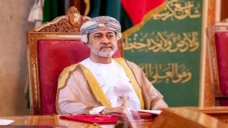 سلطان عمان يؤكد موقف الحياد ويرفض استهداف أراضيه في اتصال مع الرئيس الإيراني