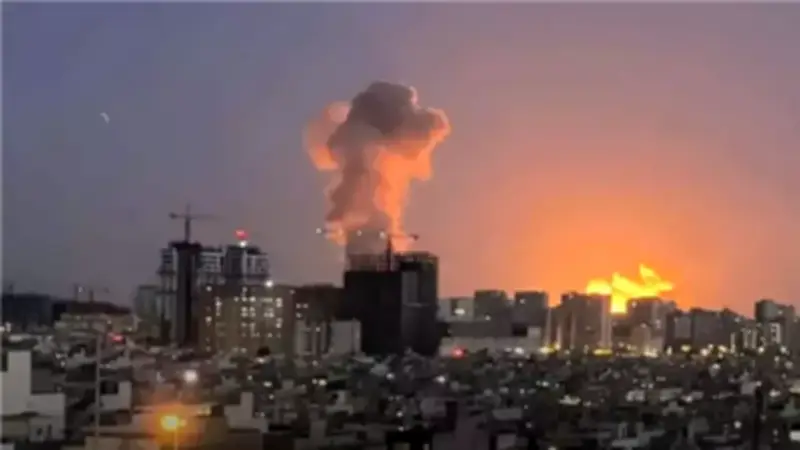 إيران تعلن إسقاط طائرتين في طهران واستهداف سفينة تايلاندية في مضيق هرمز