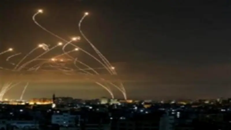 إيران تطلق رشقات صاروخية على إسرائيل تسبب دماراً واسعاً دون إصابات