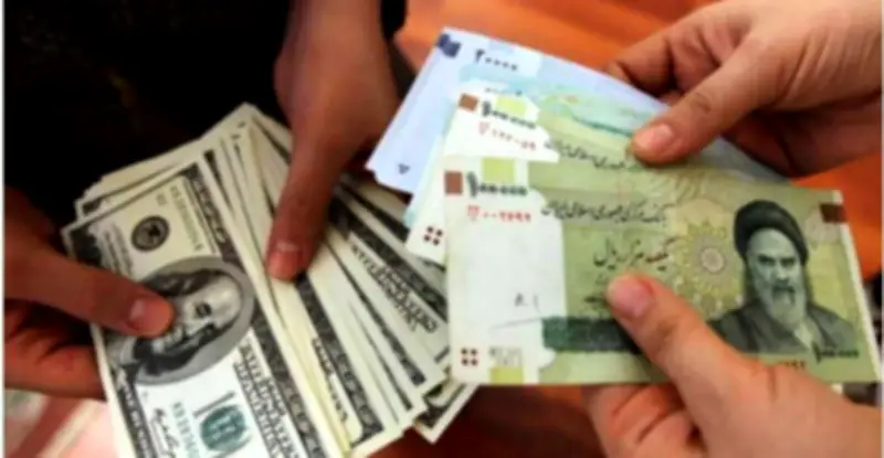 تراجع الريال الإيراني إلى مستويات قياسية أمام الدولار: خسائر عملة طهران تتواصل