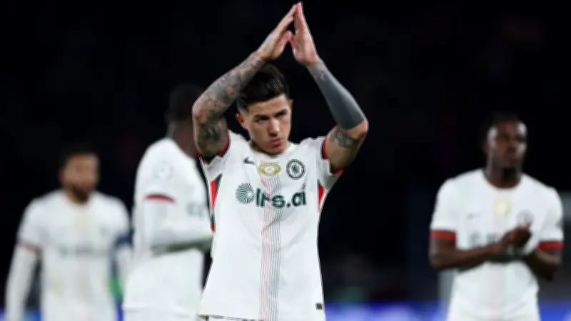 ثورة إنزو فرنانديز ضد يورجنسن بعد أخطاء كارثية في خسارة تشيلسي أمام باريس سان جيرمان