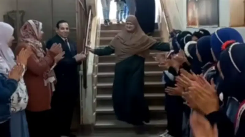 طالبات معهد فتيات أويش الحجر بالدقهلية يقدمن ممرًا شرفيًا مؤثرًا لمعلمتهن بمناسبة بلوغها سن المعاش