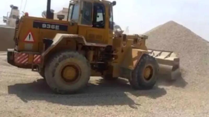 ضبط سائق سمح لابنه المراهق بقيادة لودر في شوارع مدينة نصر