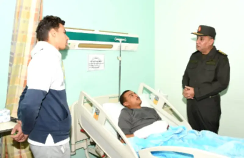 وزير الدفاع يزور المصابين بمجمع الجلاء الطبي للقوات المسلحة ويطمئن على صحتهم