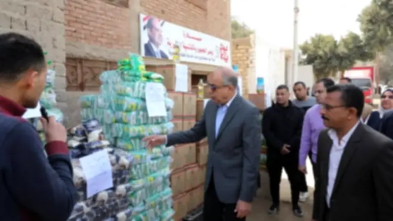 محافظ المنيا يتفقد مخزنًا للسلع الغذائية وقافلة تموينية في قرية بني عبيد