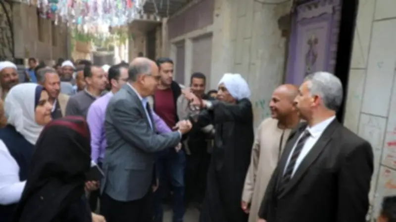 محافظ المنيا يوجه بصرف مساعدات عاجلة وبناء منزل لسيدة مسنة خلال جولة ميدانية
