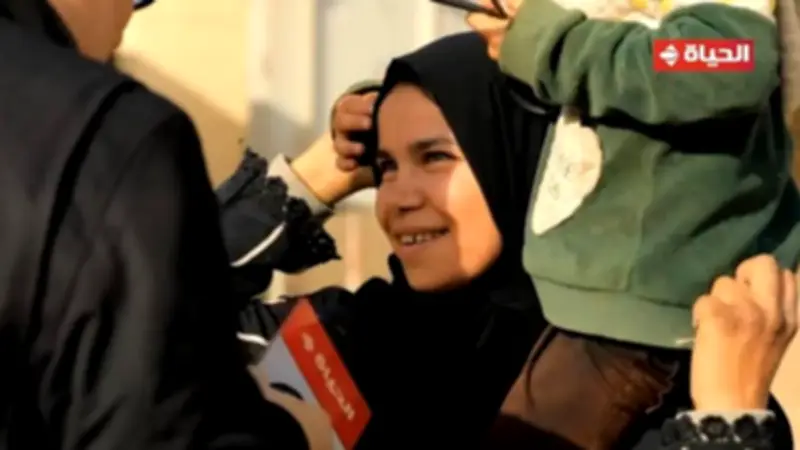 عمرو الليثي يهدي سيدة مكافحة تعاني من مرض القلب جائزة مالية في برنامج 'أجمل ناس'