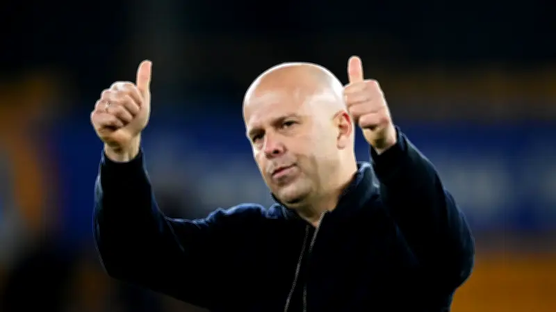 ليفربول يتحدى توتنهام: سلوت متفائل بعودة أليسون رغم الإصابة العضلية