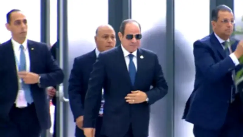 الرئيس السيسي يؤدي صلاة الجمعة بمسجد المشير طنطاوي في احتفالات يوم الشهيد