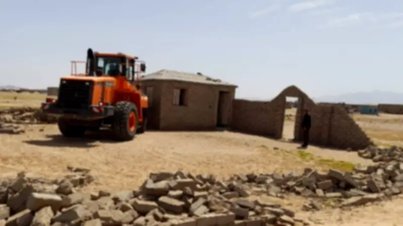 حملة ميدانية في حلايب تزيل بناءً مخالفاً على أطراف المدينة بالقرب من البحر