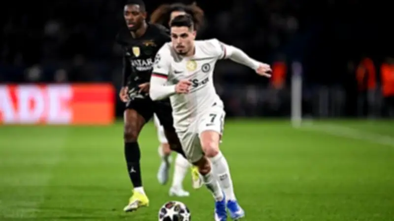 بيدرو نيتو نجم تشيلسي مهدد بالإيقاف بعد حادثة جامع الكرات في مواجهة باريس سان جيرمان