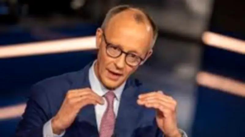 ميرتس يصف قرار تخفيف عقوبات النفط الروسي بأنه خاطئ ويحذر من إضعاف الضغط على موسكو