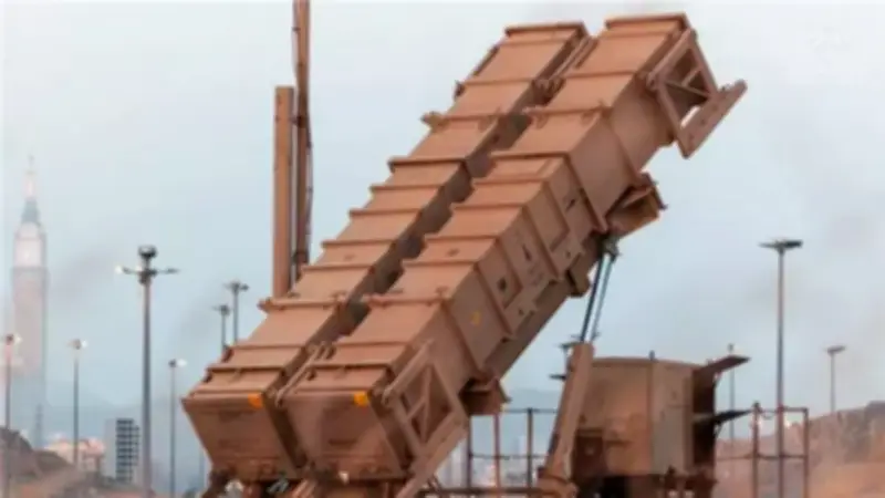 تصعيد عسكري خطير: السعودية تعترض مسيرات وإيران تستهدف الأسطول الأمريكي