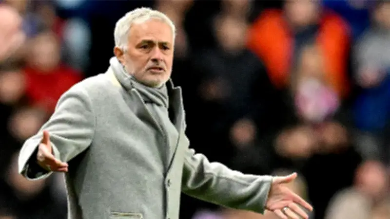 عقوبة مزدوجة تحرم مورينيو من دكة بنفيكا في مباراتين بالدوري البرتغالي