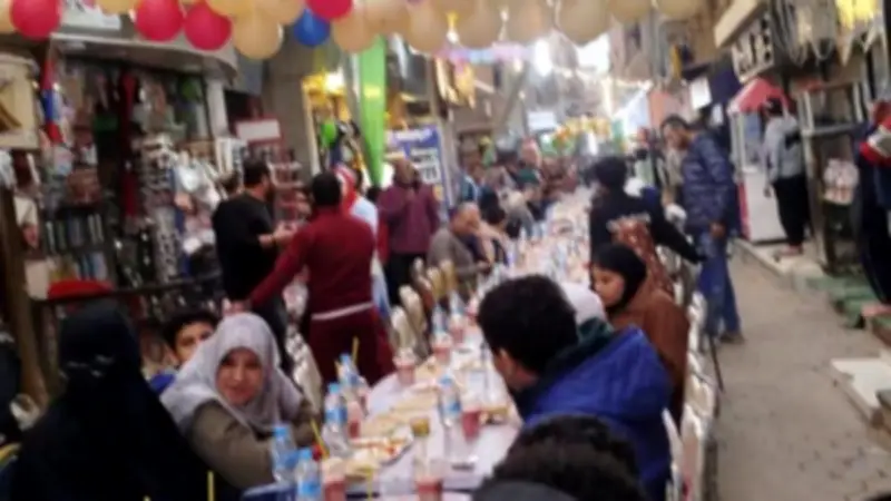 أهالي إسكو وعزبة البكري بالقليوبية يجتمعون على مائدة إفطار جماعي في رمضان