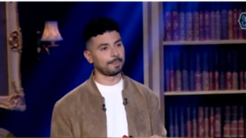 رد جريء من محمد أنور على انتقادات إطلالته في مسلسل مناعة: بحث واسع حول أزياء الثمانينيات