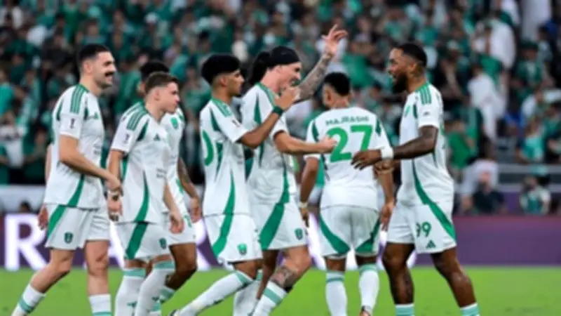 أهلي جدة يتقدم بهدفين أمام القادسية في الشوط الأول من الدوري السعودي