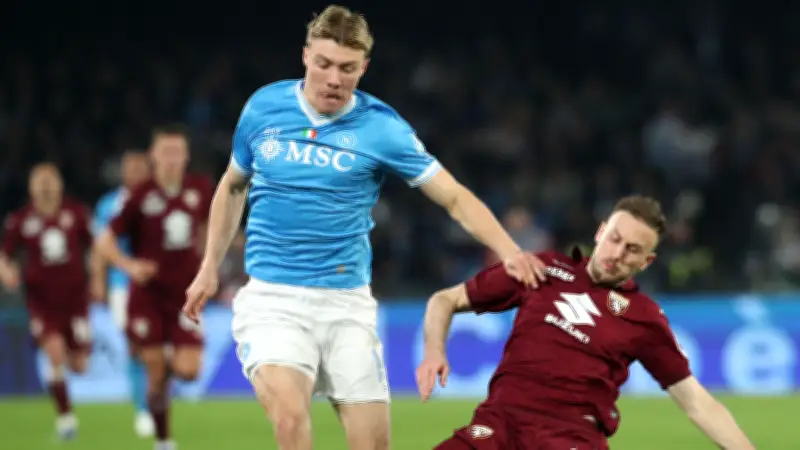 نابولي يعلن رسميًا: راسموس هويلوند باقٍ مع الفريق الموسم المقبل