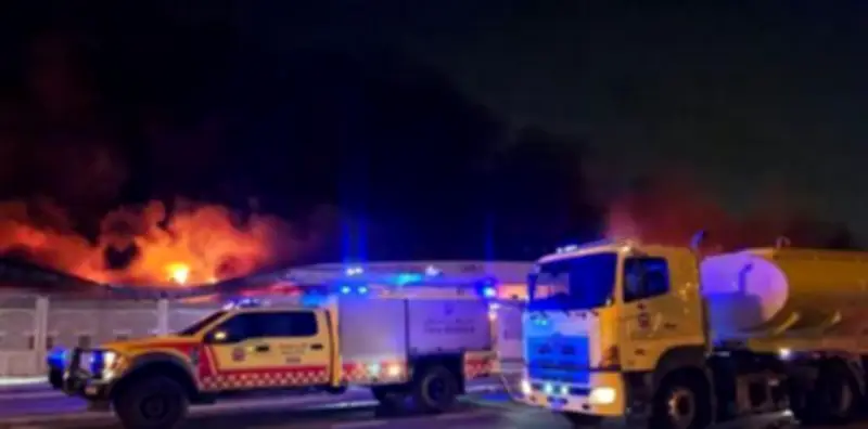 البحرين تطلق صفارات الإنذار وتطالب المواطنين والمقيمين بالاحتماء فوراً