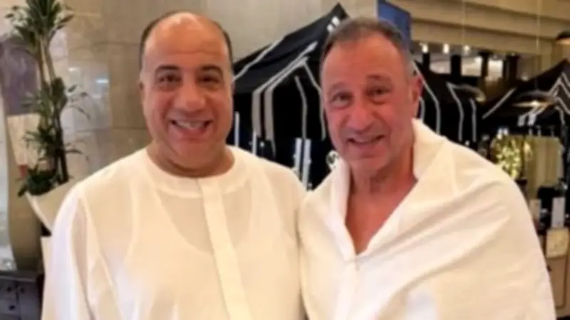 محمود الخطيب يؤدي مناسك العمرة بصحبة محمد مصيلحي قبل مواجهة الأهلي والترجي