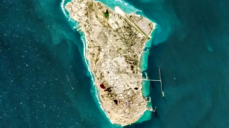 نيويورك تايمز تكشف: إيران تستخدم جزيرة خرج لحجب ممرات الشحن في مضيق هرمز