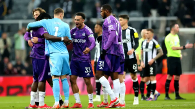 المنتخب المغربي يقترب من ضم مدافع فولهام عيسى ديوب بعد اجتماعات سرية