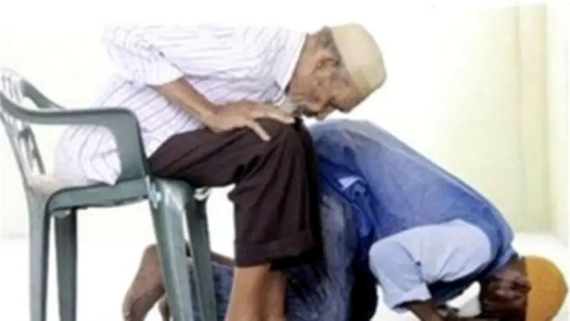 مركز الأزهر العالمي للفتوى يوضح أحكام الصلاة على الكرسي في المسجد بالتفصيل