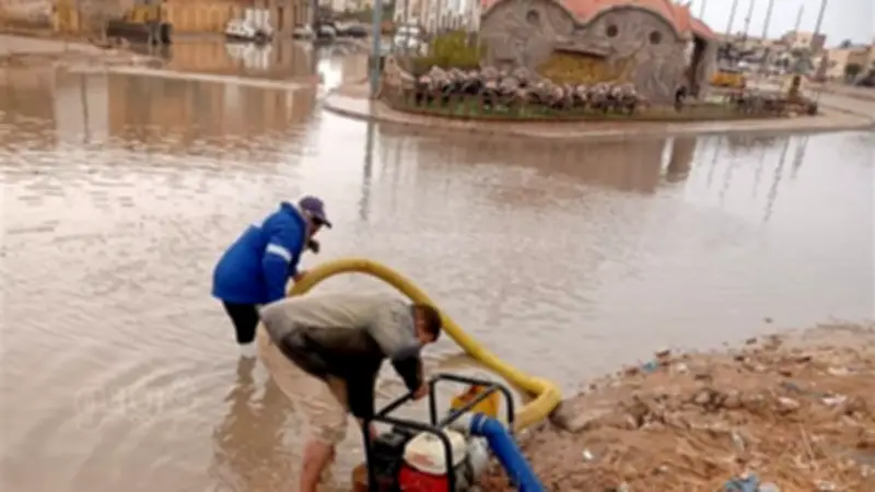 فرق الطوارئ بمطروح ترفع مياه الأمطار وتفتح الشوارع أمام المواطنين