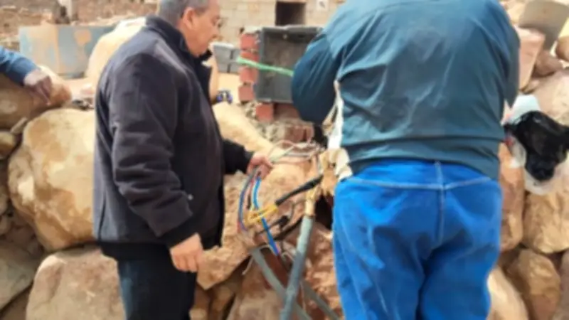 رئيس مدينة سانت كاترين يتفقد أعمال إصلاح كابلات الكهرباء المتضررة من الأمطار