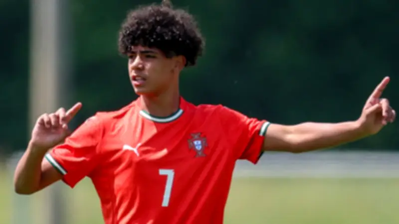 جدل في دوري الشباب السعودي.. نجل كريستيانو رونالدو يتلقى بطاقة صفراء في ديربي النصر والهلال