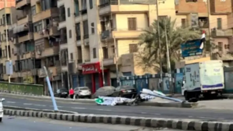 ضبط سائق سيارة نقل تسبب في سقوط لافتة تحذيرية بكوبري الصاغة بالزقازيق