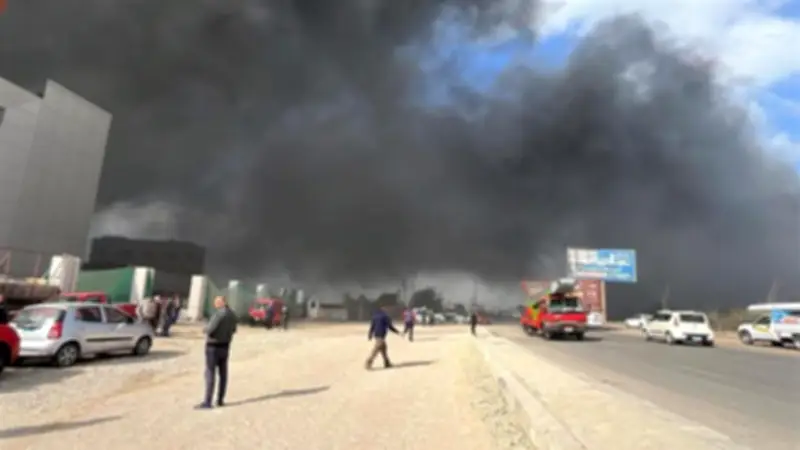 حريق ضخم يلتهم مصنع قطع غيار سيارات في محافظة الدقهلية.. جهود مكثفة للسيطرة