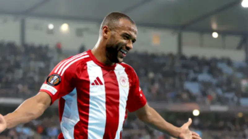 الكعبي يتألق بثنائية ويقود أولمبياكوس للفوز في الدوري اليوناني