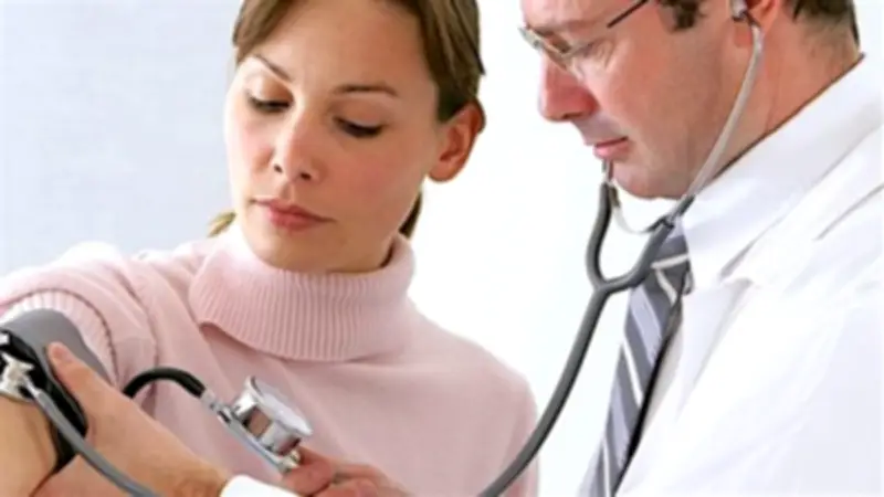 هل يقلل الصيام احتباس السوائل؟ استشاري كلى يوضح التفاصيل في فيديو خاص