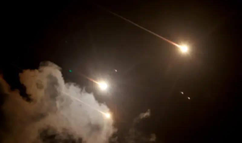 هجوم عنيف يستهدف قاعدة أمريكية في مطار بغداد الدولي ويُسفر عن إصابات