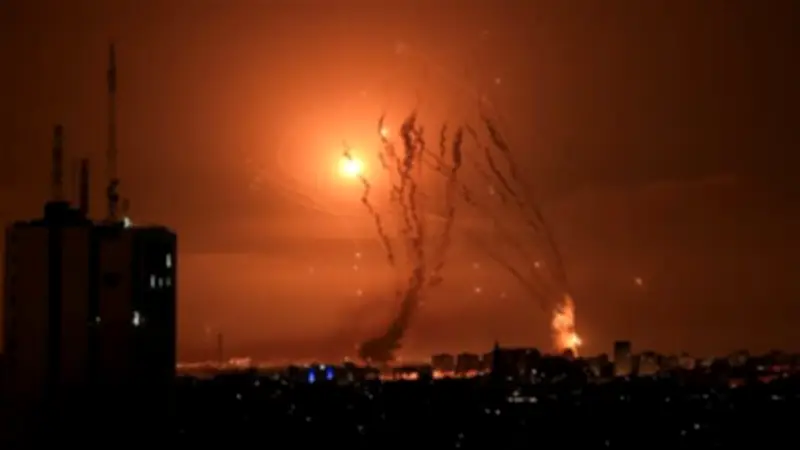 إعلام عبري: حزب الله يطلق صاروخاً عنقودياً على بلدة المطلة شمالي إسرائيل