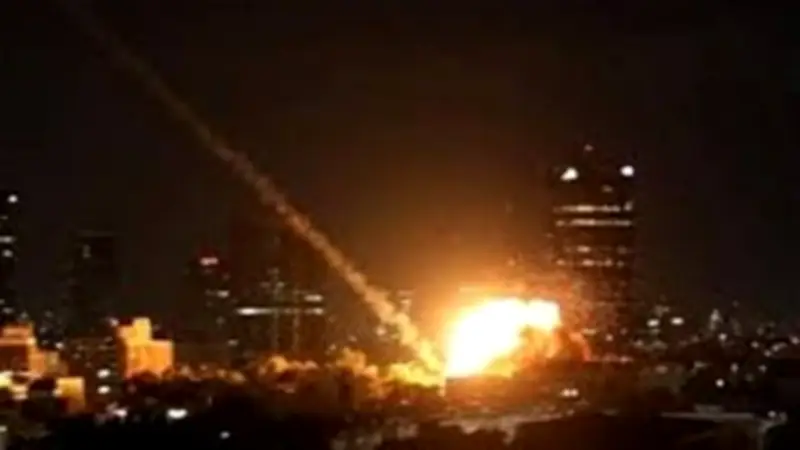 وسائل إعلام إسرائيلية: حرائق مستعرة في عدة مواقع بتل أبيب بعد الهجوم الصاروخي الإيراني