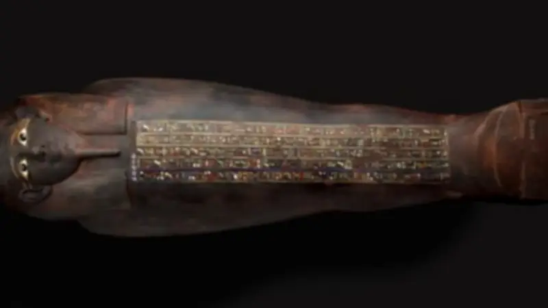 تابوت بيتوزيرس: تحفة فنية تجمع بين الحضارات المصرية والبطلمية في تونة الجبل