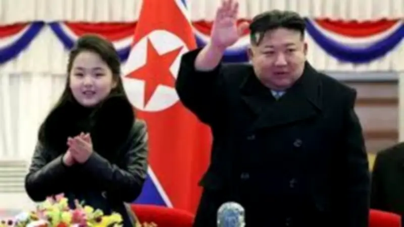 كوريا الشمالية تجري اختبارًا صاروخيًا فائق الدقة بحضور كيم جونج-أون وابنته