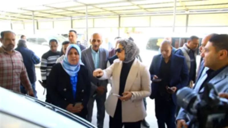 محافظ الوادي الجديد تتابع انتظام العمل بموقف الأقاليم والالتزام بالتعريفة الجديدة