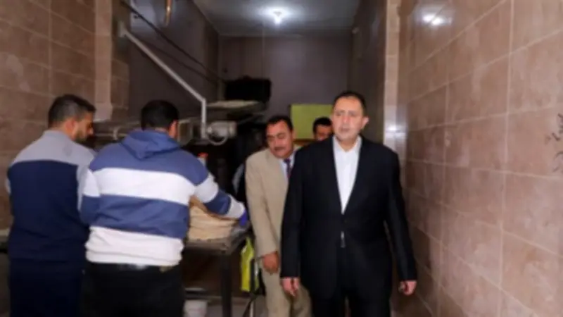 محافظ دمياط يقوم بزيارة مفاجئة لمخبز بلدي في ميت أبو غالب لمراقبة إنتاج الخبز المدعم