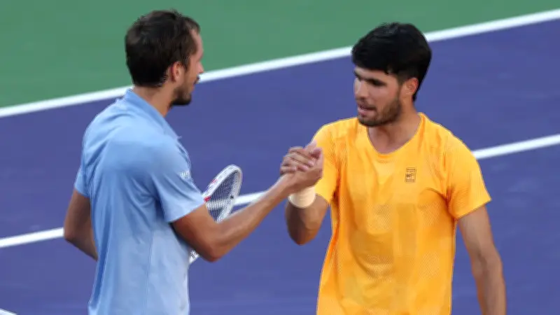 ميدفيديف يفجر المفاجأة في إنديان ويلز بإسقاط ألكاراز وينهي سلسلة انتصاراته