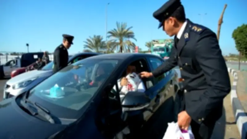 وزارة الداخلية تواصل مبادراتها الإنسانية بتوزيع وجبات إفطار رمضانية في الشوارع