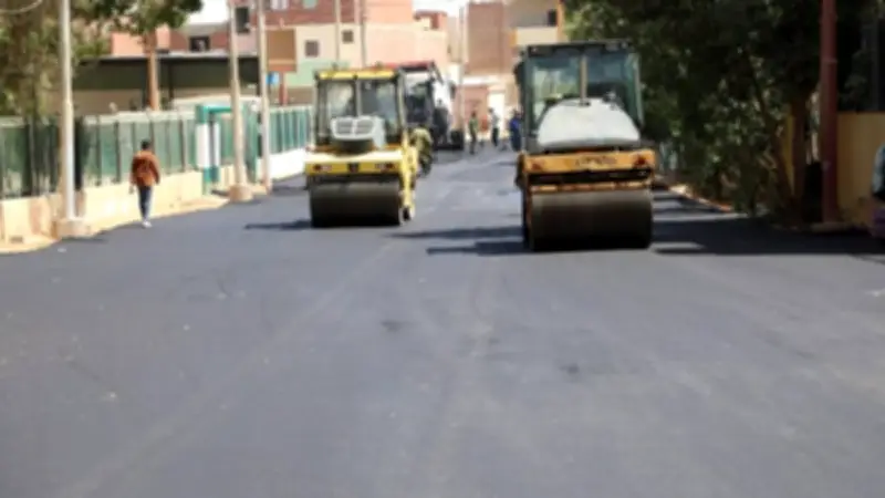 محافظ الوادي الجديد تتابع أعمال رصف الطرق في الخارجة القديمة لتحسين البنية التحتية