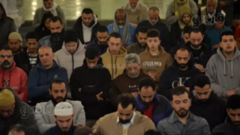 عطية الله رمضان يؤم المصلين في صلاة التراويح بمسجد عمرو بن العاص في أجواء روحانية