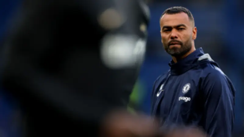 آشلي كول يبدأ مشواره التدريبي في إيطاليا كمدرب رئيسي لفريق تشيزينا