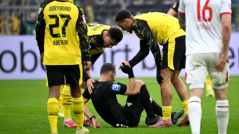 حادث تصادم في الدوري الألماني: الحكم يمنح نجم دورتموند بطاقة حمراء هدية بعد المباراة