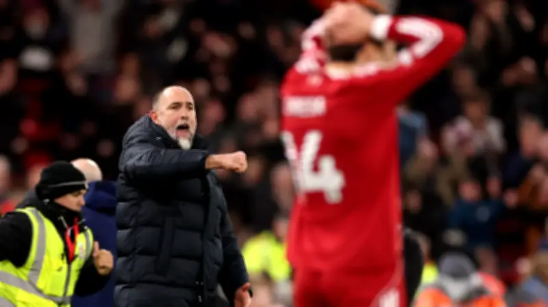 مدرب توتنهام يخلط بين سلوت ومسؤول فني.. لحظة محرجة في أنفيلد