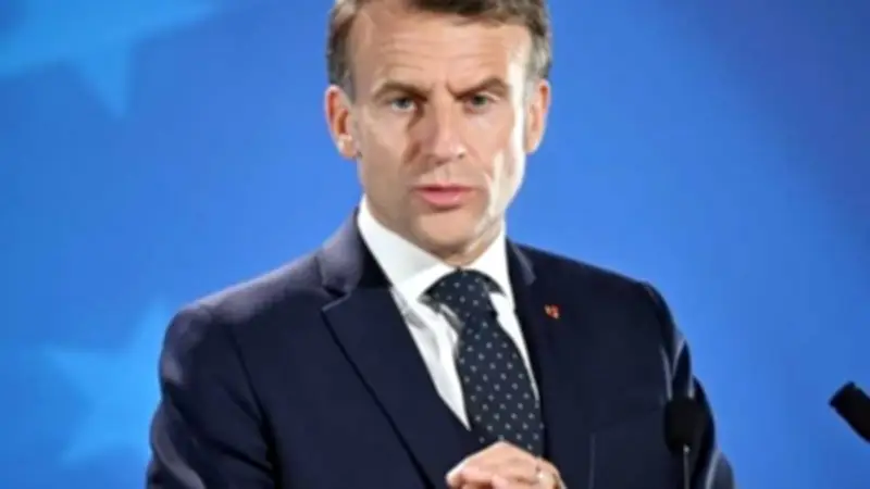 ماكرون يطالب إيران بوقف الهجمات فوراً وتأمين الملاحة في مضيق هرمز