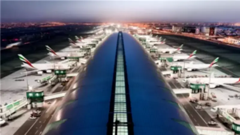 مطار دبي الدولي يعلق الرحلات الجوية بعد حادث طائرة مسيرة تستهدف خزان وقود